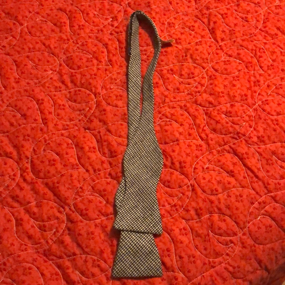 Men’s houndstooth bow tie